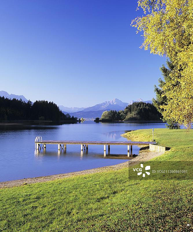 德国巴伐利亚州奥斯塔尔高地区福根湖秋季码头图片素材