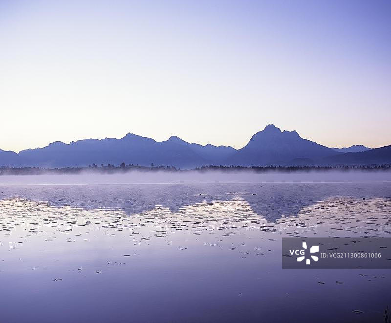 德国巴伐利亚阿尔高阿尔卑斯山在霍普芬湖的倒影图片素材