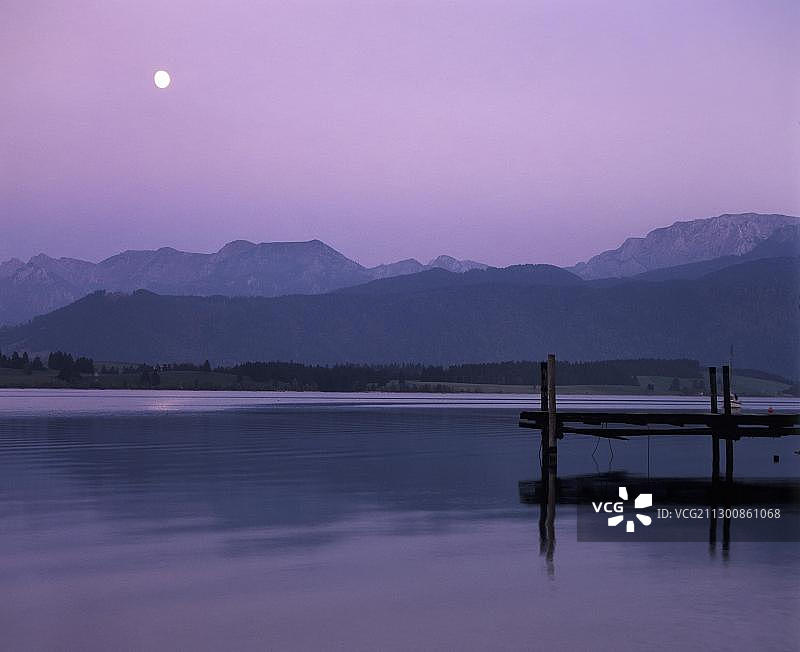 德国巴伐利亚州福尔根湖月升图片素材