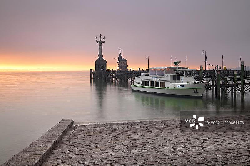 康斯坦茨港口的因佩里亚雕像和莫埃韦游览船，博登湖，德国，欧洲图片素材