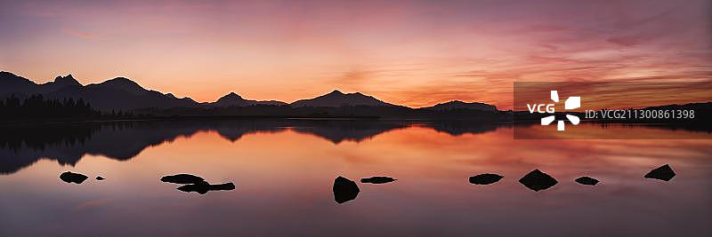 德国上巴伐利亚州霍普芬湖日落图片素材