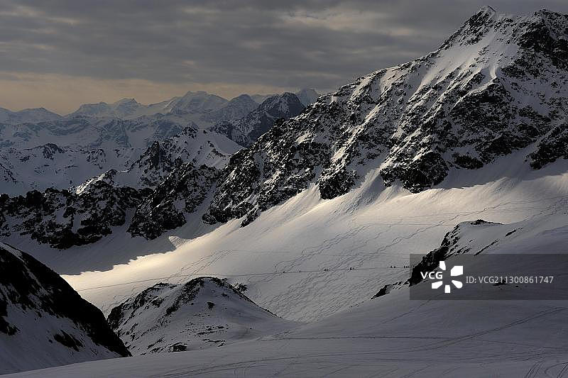 滑雪登山者与山景，位于瑞士格里松州尤利耶山口，欧洲图片素材