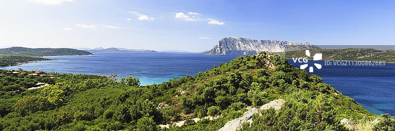 从卡波科达卡瓦洛眺望撒丁岛东海岸，面向奥尔比亚，意大利撒丁岛巴罗尼亚省，欧洲图片素材