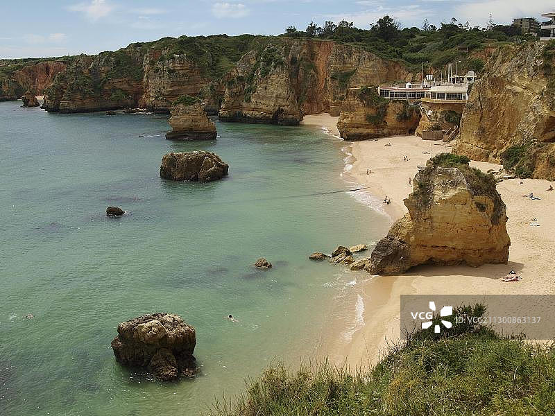 葡萄牙阿尔加维拉各斯附近多纳安娜海滩典型的陡峭海岸和悬崖图片素材