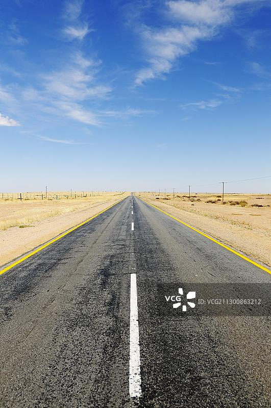 纳米比亚沙漠中荒凉的道路图片素材