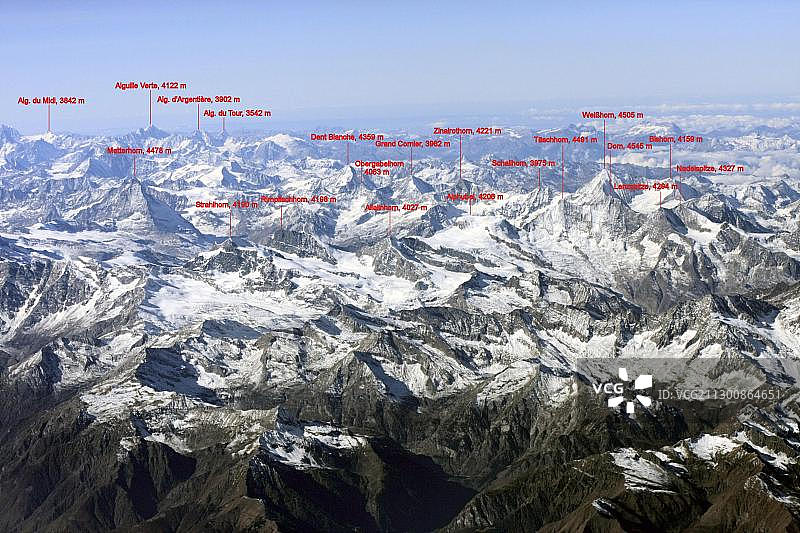 从东南方向拍摄的瓦莱州阿尔卑斯山脉航拍，包括马特宏峰、 dent Blanche、 Zinalrothorn等图片素材
