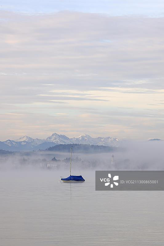 德国上巴伐利亚施塔恩贝格湖的阿尔卑斯山清晨图片素材