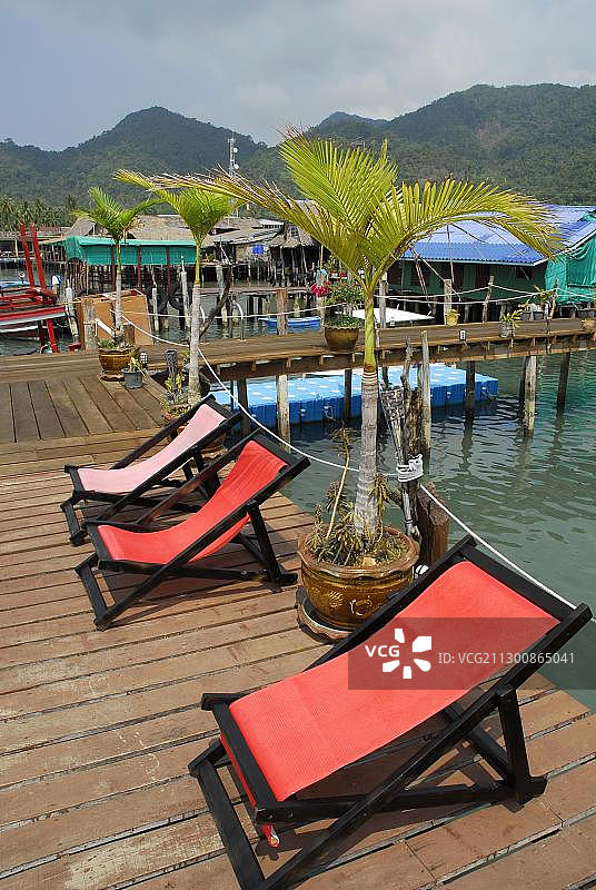 象岛邦宝湾码头上的红色躺椅，泰国象岛国家公园图片素材