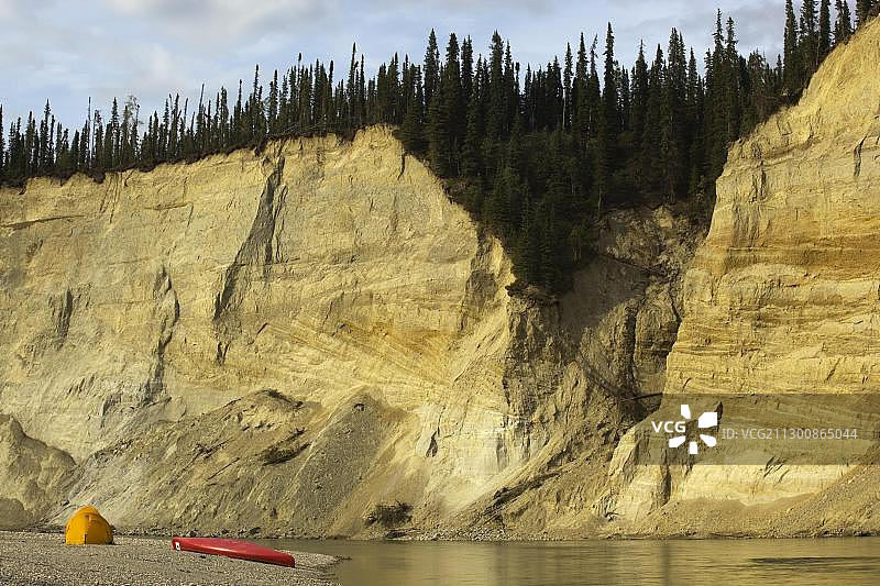 加拿大育空地区利亚德河上游砾石滩上的营地、帐篷和独木舟图片素材
