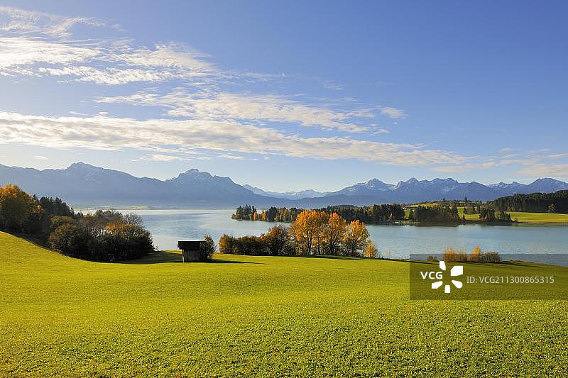 德国巴伐利亚阿尔高地区菲森附近的秋季风景图片素材