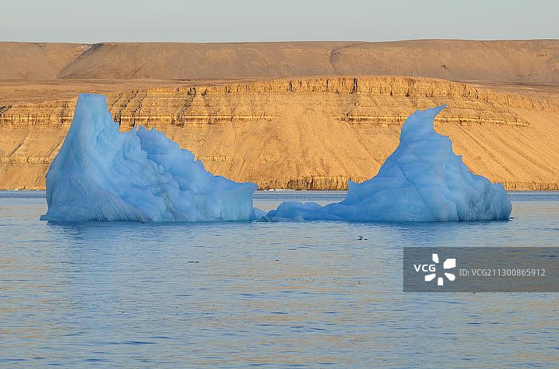 加拿大努纳武特西北航道德文岛麦克斯韦湾的冰山，北极，北美洲图片素材