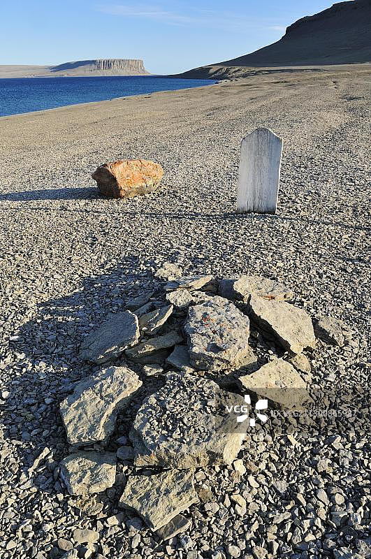 富兰克林探险队失踪人员的坟墓，位于加拿大努纳武特兰开斯特海峡的比奇岛图片素材