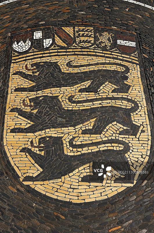 德国巴登-符腾堡州弗莱堡马丁塔广场的巴登-符腾堡州盾徽马赛克图片素材