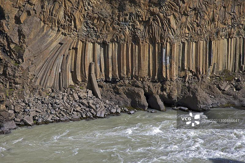 冰岛北部斯普伦吉桑杜尔高地路线上的奥尔德亚扎瀑布玄武岩柱图片素材