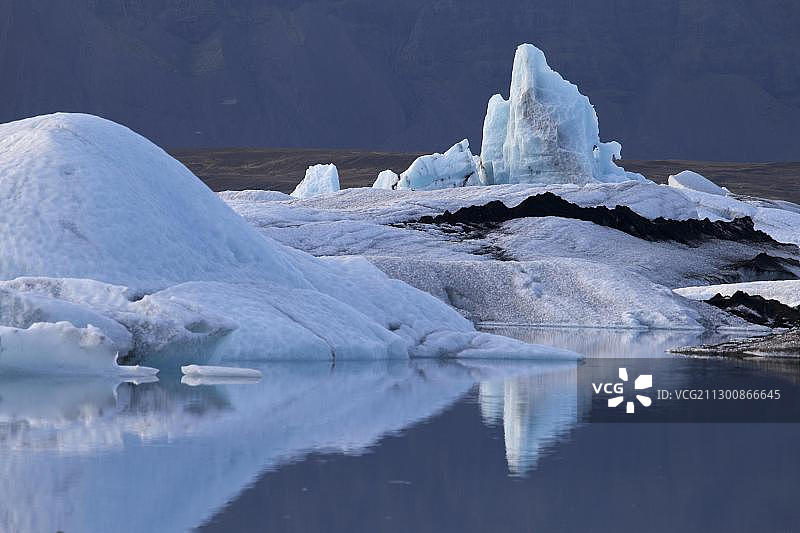 冰岛欧洲杰古沙龙冰川湖的冰山和浮冰图片素材