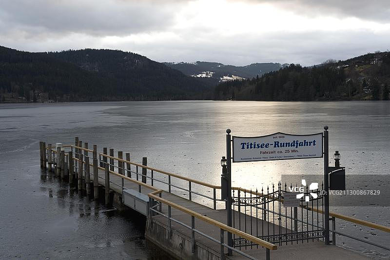 德国黑森林蒂蒂湖冰冻码头图片素材