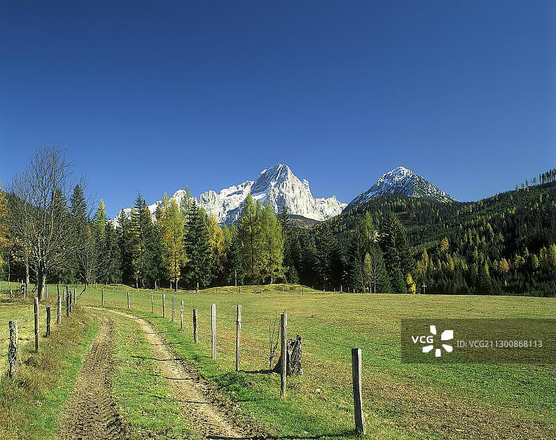 从奥地利萨尔茨堡州菲尔茨莫斯看比索夫斯米策山图片素材