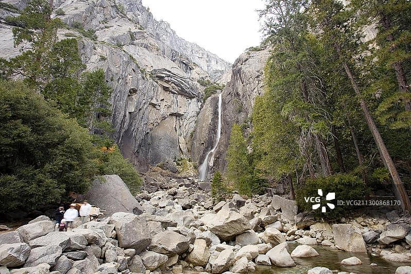 美国加利福尼亚州优胜美地国家公园下优胜美地瀑布图片素材