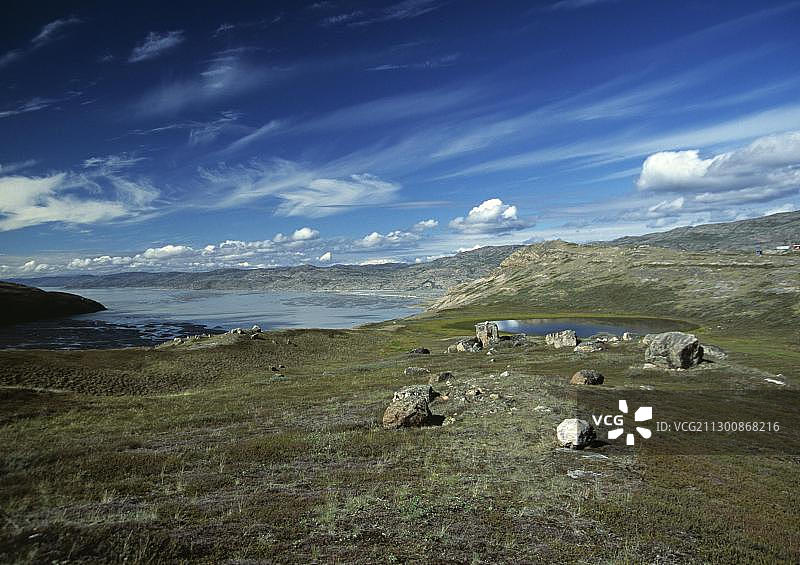 格陵兰岛康克鲁斯瓦格峡湾的苔原湖泊图片素材