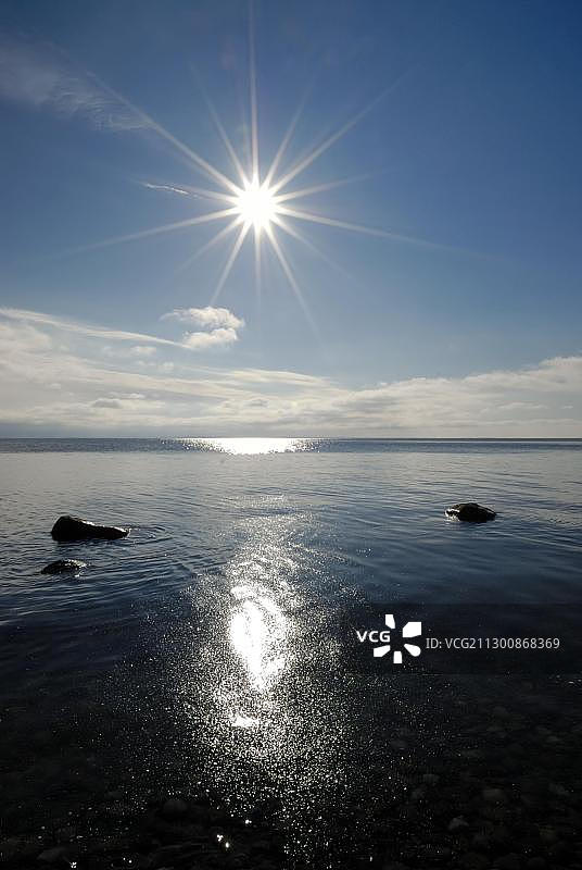 阳光照耀在波罗的海上，部分被冰覆盖图片素材