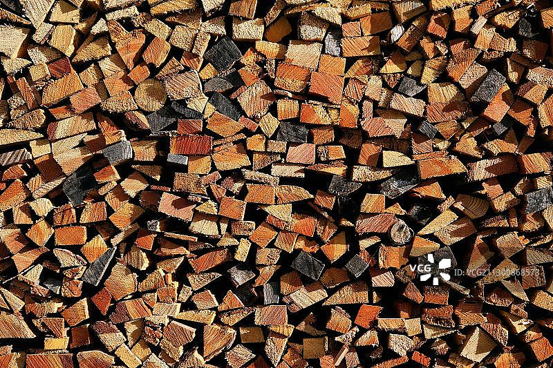堆叠的木柴，玻璃通道，贝维林自然公园，格劳宾登州，瑞士，欧洲图片素材