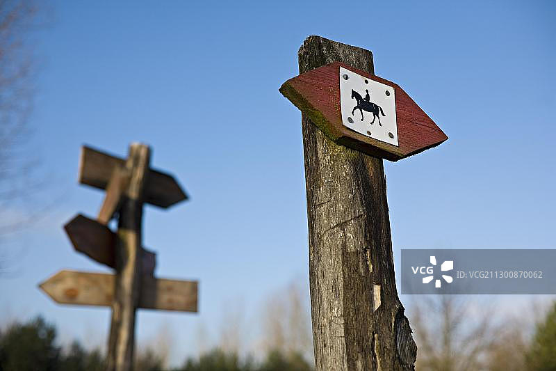 德国勃兰登堡霍布雷希茨费尔德附近的马道指示牌图片素材