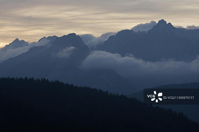 奥地利蒂罗尔州沙尼茨附近韦特施泰因山脉风光图片素材