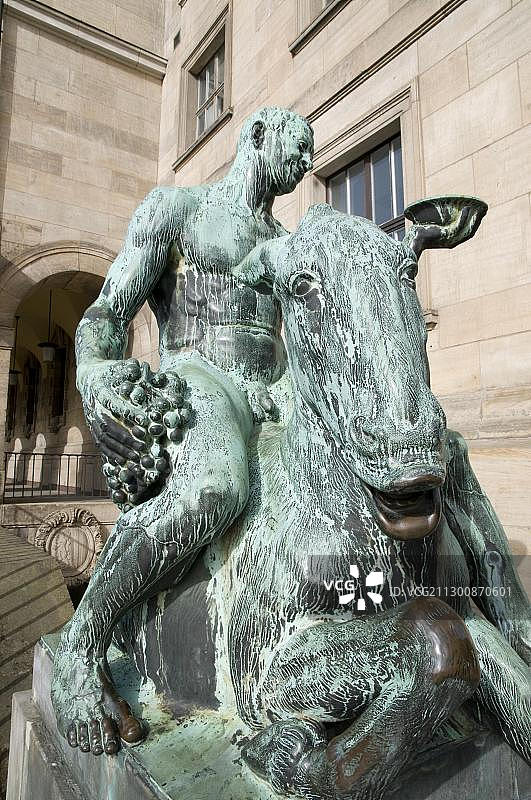 德累斯顿新市政厅前的格奥尔格·弗尔巴的青铜雕塑：酒神骑在醉驴上图片素材