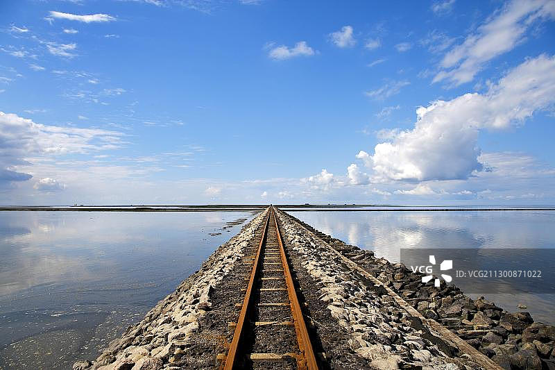 通往诺德strandischmoor Hallig的Lorendamm堤道，德国石勒苏益格-荷尔斯泰因州北弗里西亚图片素材