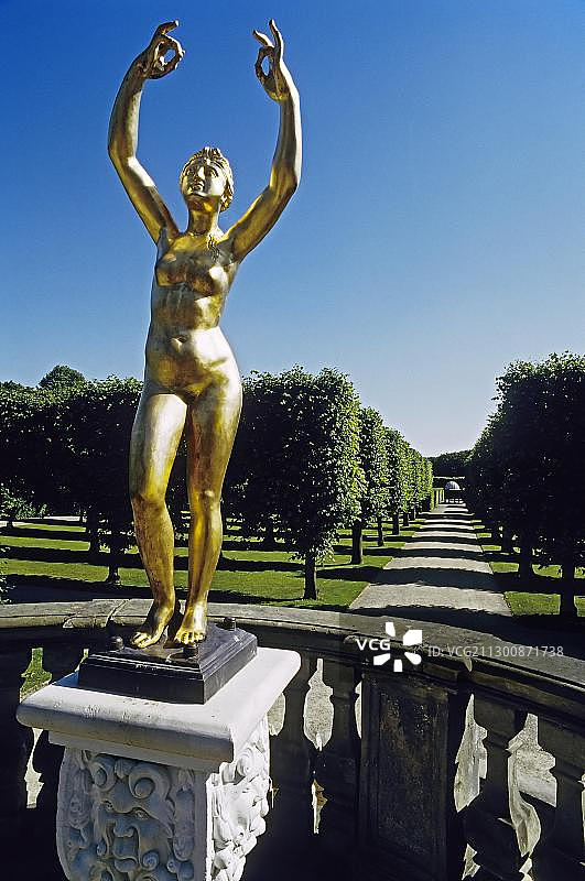 举起手臂的女性雕像，，镀金，花园剧院，格罗斯花园，大花园，赫伦豪泽花园，汉诺威，下萨克森州，德国，欧洲图片素材