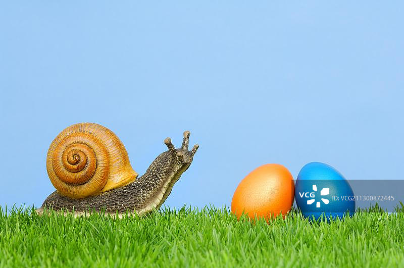 瓷制蜗牛和复活节彩蛋图片素材