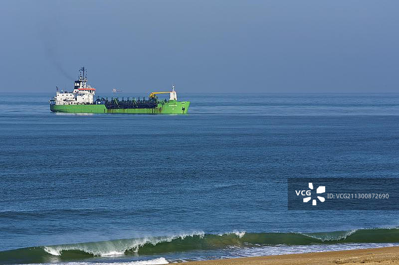 位于法国巴斯克地区昂格莱的阿杜尔河附近的挖泥船图片素材