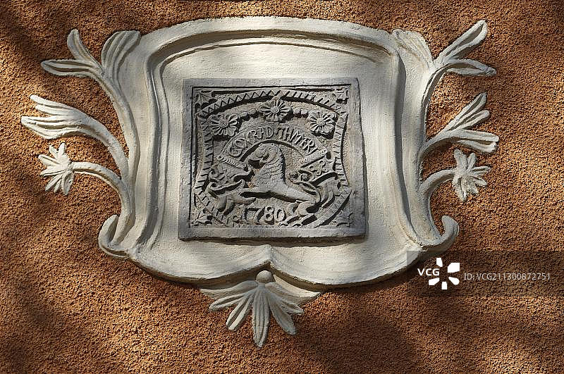 房屋墙壁上的古老徽章，位于德国巴伐利亚州上弗兰肯地区拜岑施泰因图片素材