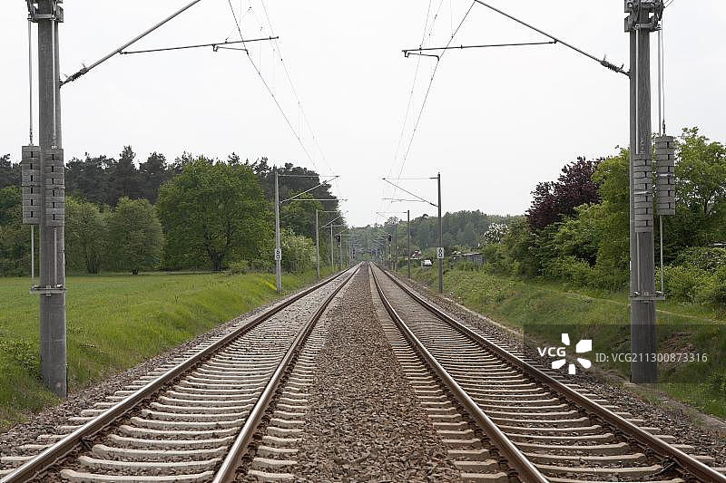 德国黑森州奥芬巴赫-比伯附近田野上的铁轨图片素材