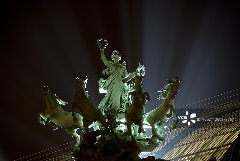 巴黎大皇宫夜间四马战车图片素材