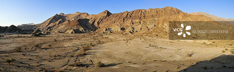 阿曼沙奇亚地区哈杰尔山脉岩石沙漠景观全景图片素材
