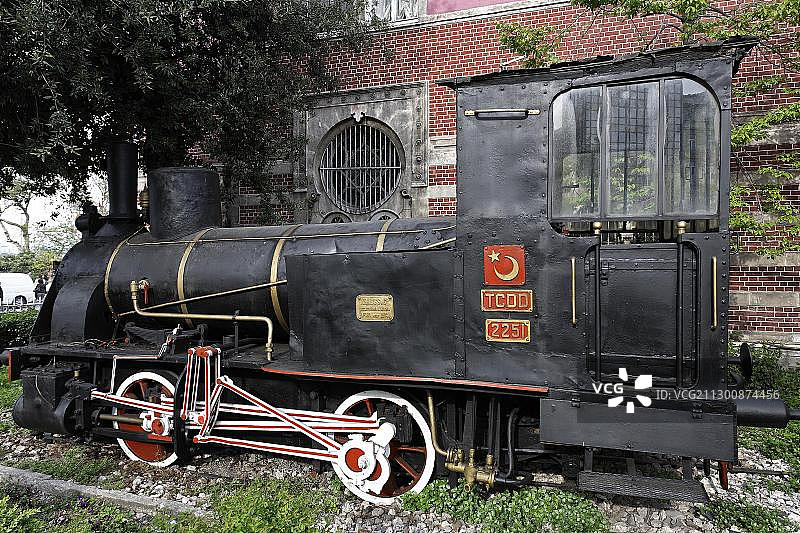 土耳其伊斯坦布尔锡尔凯车站前展示的1874年德国制造的历史蒸汽机车图片素材