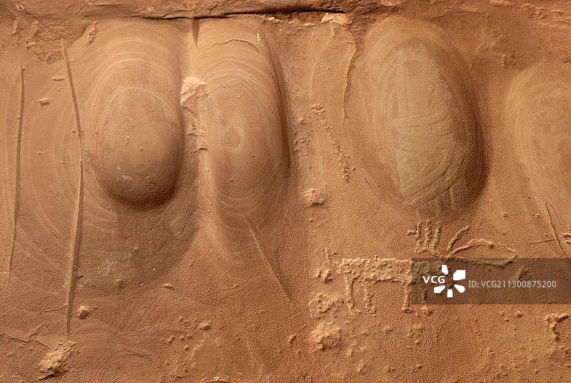 雕刻鹿的研磨槽，红色砂岩上的岩画，约900年前，阿纳萨齐印第安人，冷泉洞，犹他州布拉夫附近，美国，北美图片素材