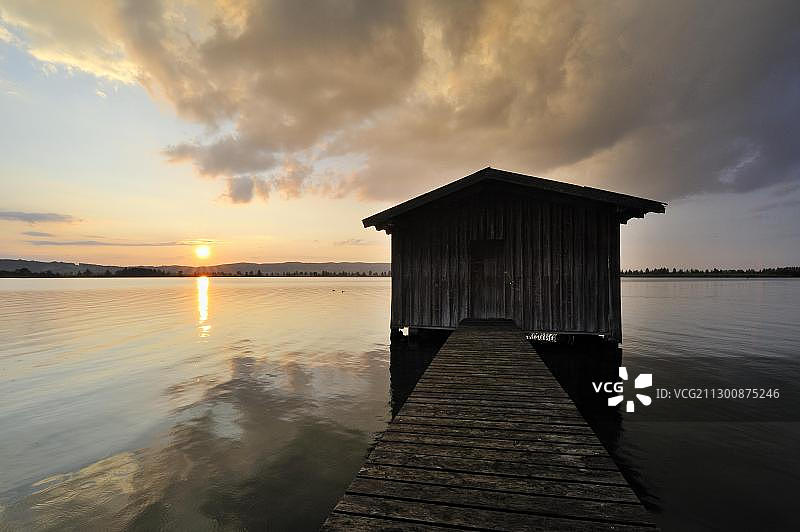 科赫尔湖畔的船屋暮色图片素材
