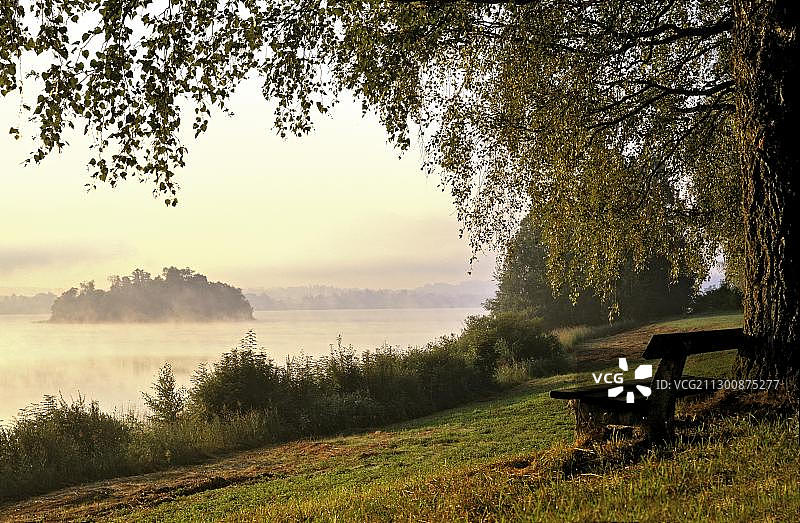 德国巴伐利亚州拉本insel岛，Muehlwoerth岛，清晨，晨雾，木制长椅，上巴伐利亚的施塔费尔湖图片素材