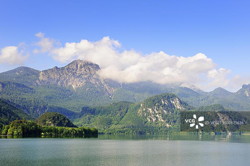 科赫尔湖的清晨，背景是黑尔佐格山，德国巴伐利亚图片素材