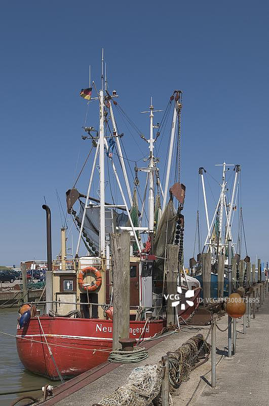 诺伊哈林格斯iel港口的捕虾船（瓦登海国家公园，德国下萨克森州）图片素材