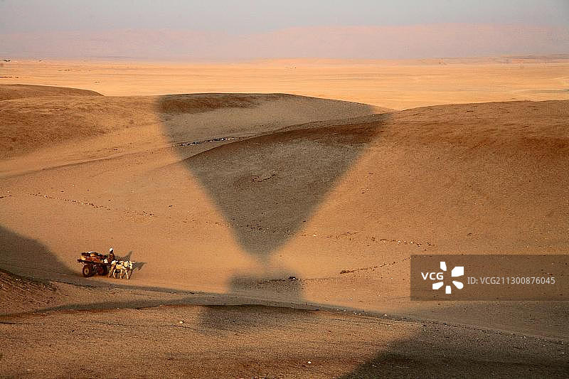 埃及卢克索底比斯帝王谷的热气球倒影图片素材