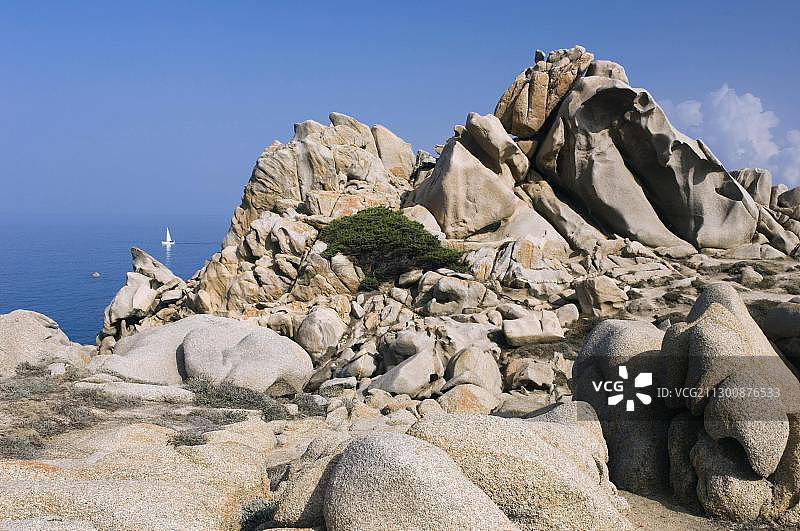 意大利撒丁岛月亮谷的岩石海岸图片素材