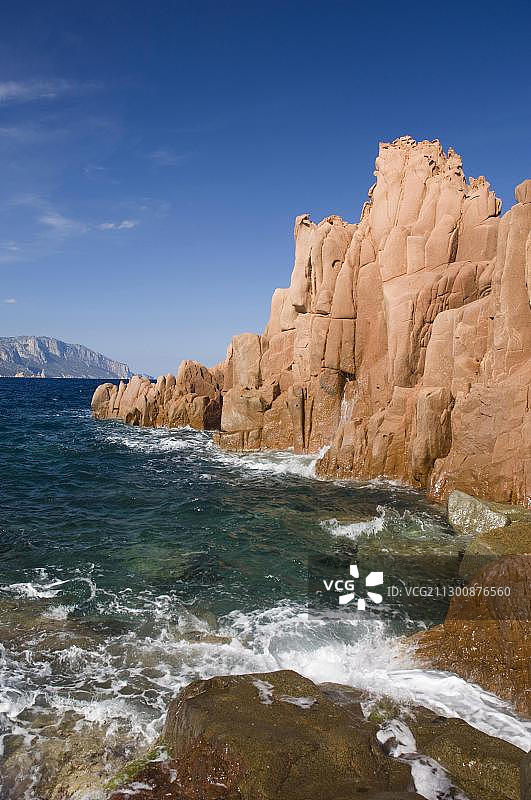 意大利撒丁岛阿尔巴塔克斯斑岩海岸岩层图片素材