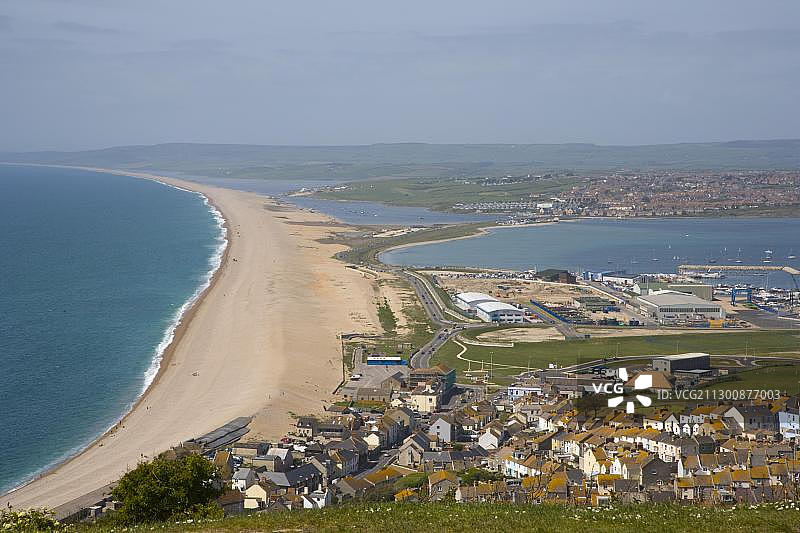 从波特兰高地向北看奇西尔海滩、弗利特泻湖和波特兰港，多塞特，英格兰，英国，欧洲图片素材