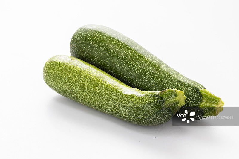 两条新鲜的栉瓜摆放在一起图片素材