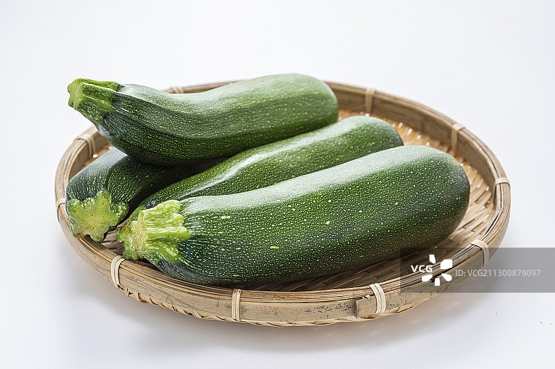 竹篮里放着四条新鲜的栉瓜图片素材