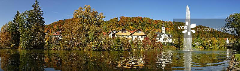 德国上巴伐利亚州沃尔夫拉茨豪森洛伊萨赫河畔的秋天图片素材