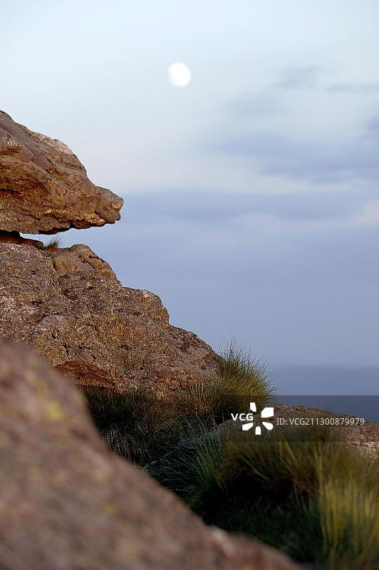 德国巴伐利亚州巴伐利亚森林大阿尔伯山，拜里施埃森斯坦附近的傍晚月色图片素材